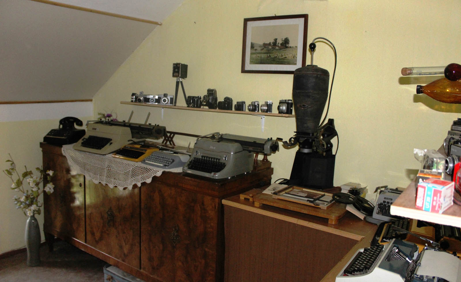 Místnost s fotoaparáty a psacími stroji