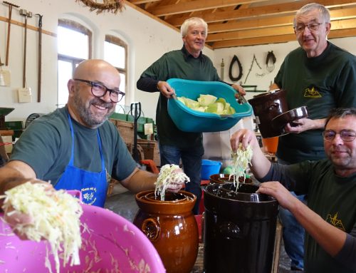Tag der offenen Tür in der Hofmühle Aktion Sauerkraut